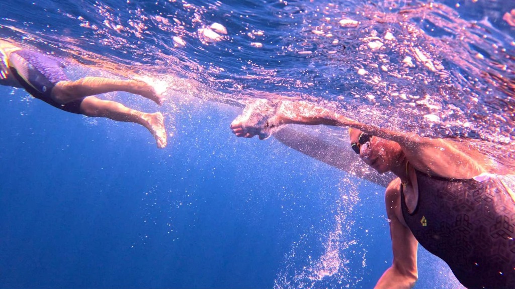 Due nuotatrici sott'acqua